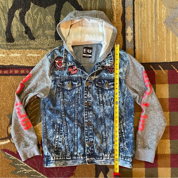 NBA Chicago Bulls Blue Jean Jacket with Patches - Picture 4 of 8